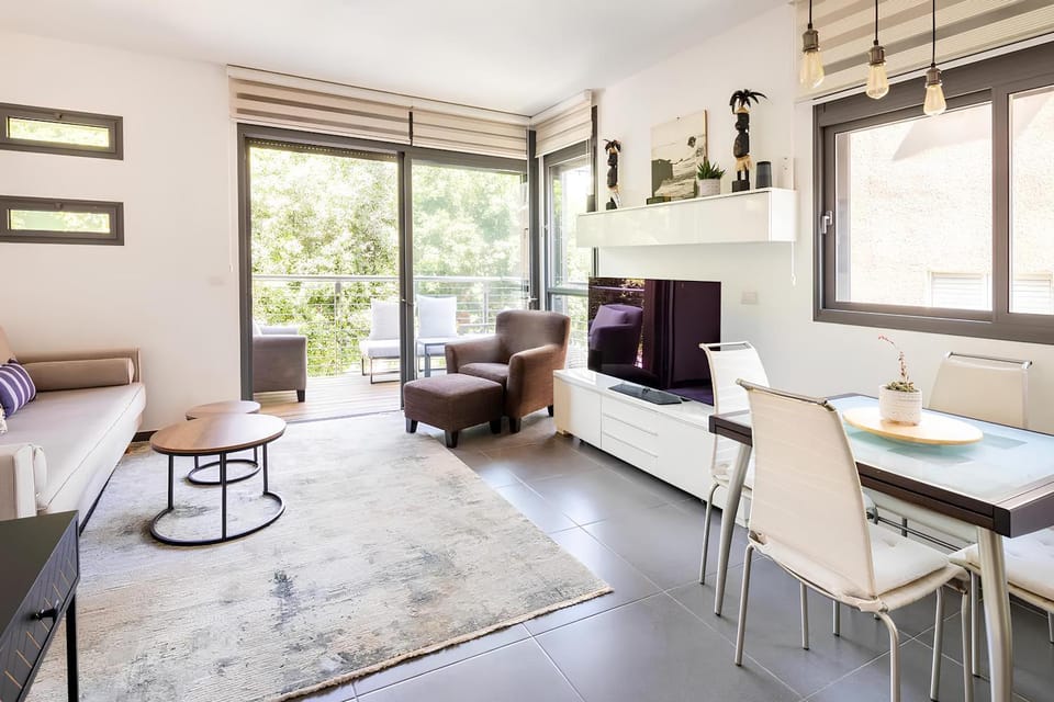 Day, TV and multimedia, Balcony/Terrace, Living room, Decorative detail, Seating area, Dining area, Quiet street view