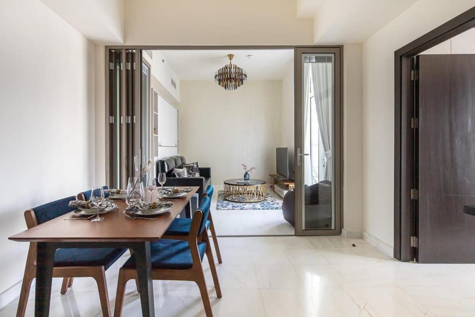 Frank Porter - Bayz Tower by Danube Apartment in Dubai