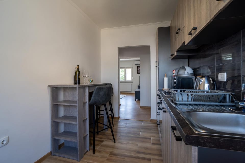 Kitchen or kitchenette, dishwasher, minibar, stove