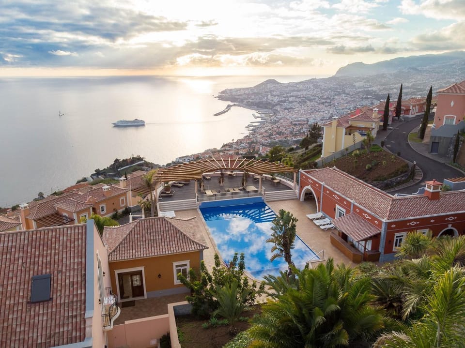 Property building, Nearby landmark, Bird's eye view, City view, Mountain view, Pool view, Swimming pool