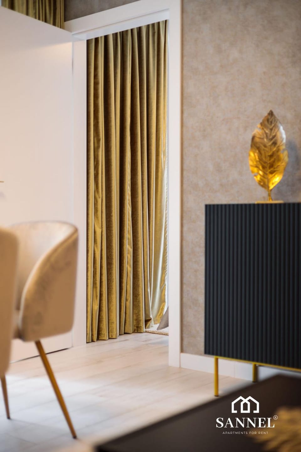 Living room, Photo of the whole room, Decorative detail, Decorative detail, Seating area