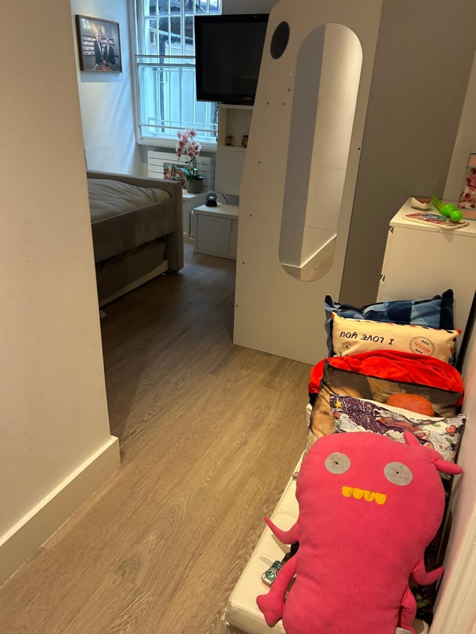 Beautiful double room in a central location next to various tube stations with breakfast and yoga options available on site Vacation rental in London Borough of Islington