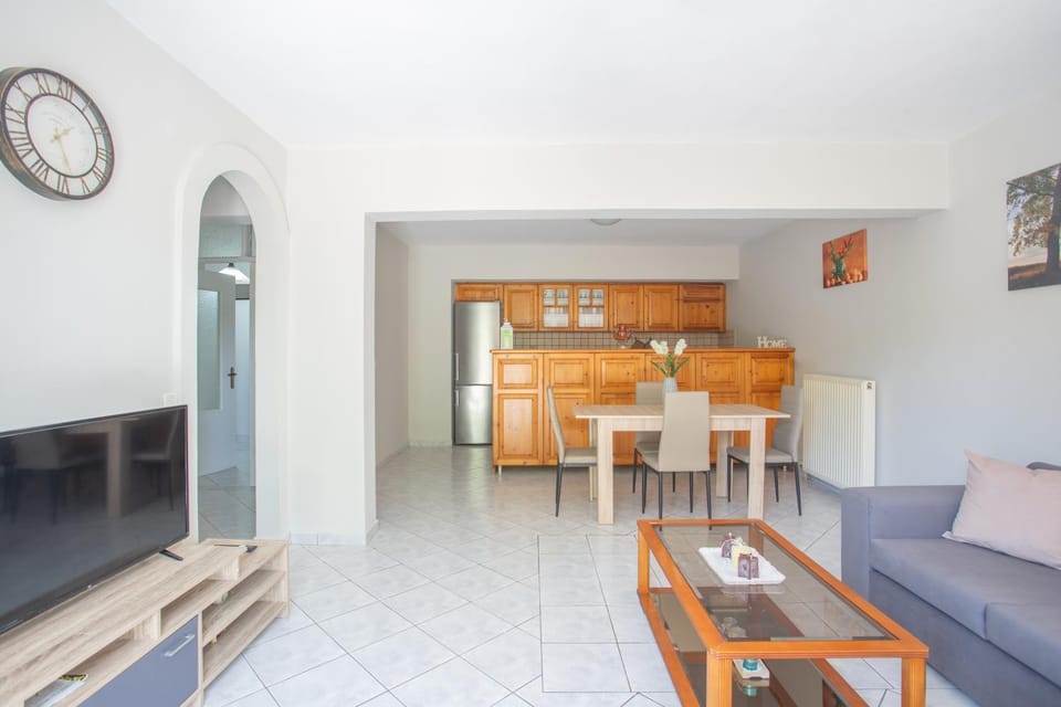 Kitchen or kitchenette, Seating area, Dining area