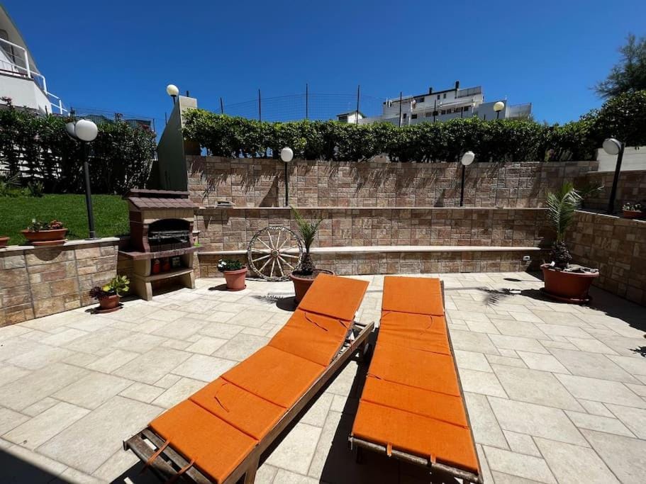 Patio, Day, Garden, Garden view, sunbed