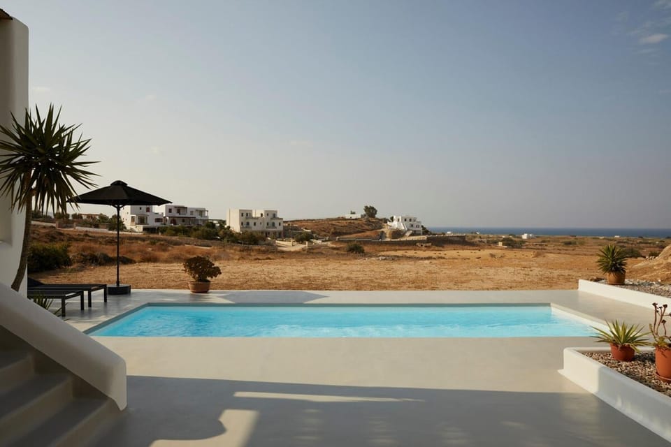 Property building, Day, Natural landscape, Pool view, Sea view, Swimming pool, sunbed