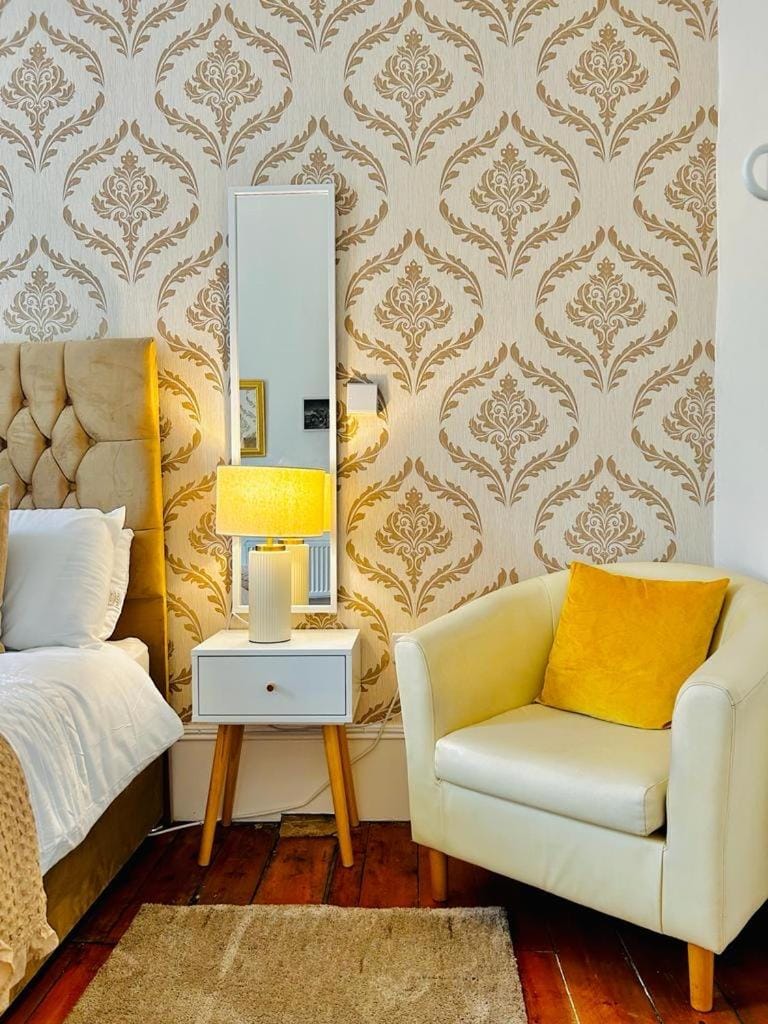 THE LAZY LION - Spacious 2 Bedroom - Town Centre Holiday Home Apartment Apartment in Scotland
