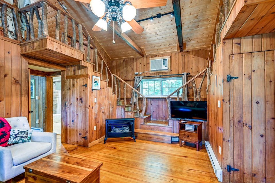 Historic Sapphire Cabin w/ Porch, Updated Interior Cabin in Tennessee
