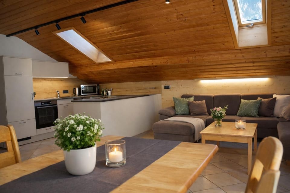 Kitchen or kitchenette, Living room, Seating area, kitchen