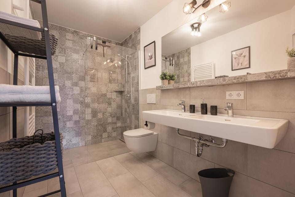 Shower, Toilet, Bathroom, towels