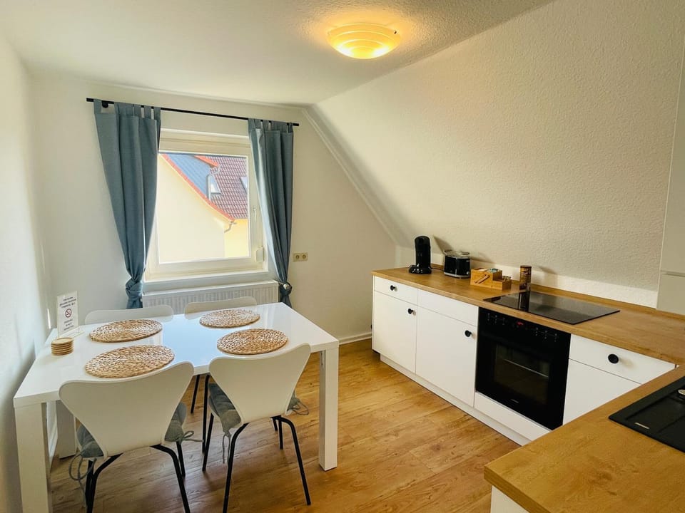 Kitchen or kitchenette, Dining area, stove, toaster