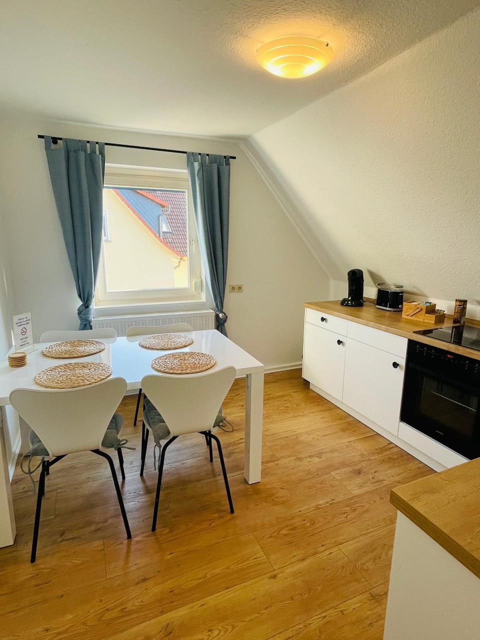 Kitchen or kitchenette, Dining area, stove