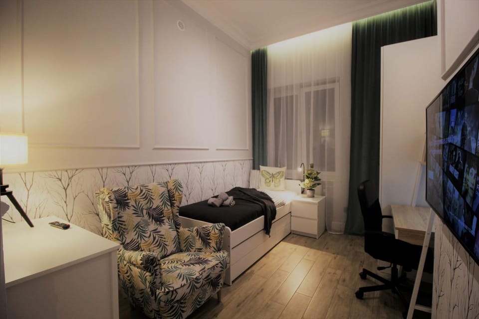 Bed, TV and multimedia, Photo of the whole room, Bedroom