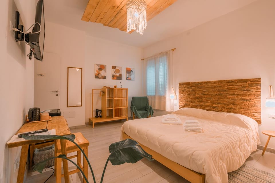 Bed, TV and multimedia, Bedroom, hair dryier, pet friendly, pet friendly, wardrobe