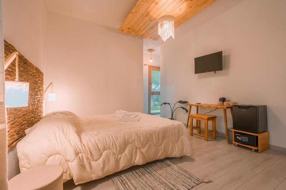 Bed, TV and multimedia, Bedroom, Garden view, Garden view, air conditioner