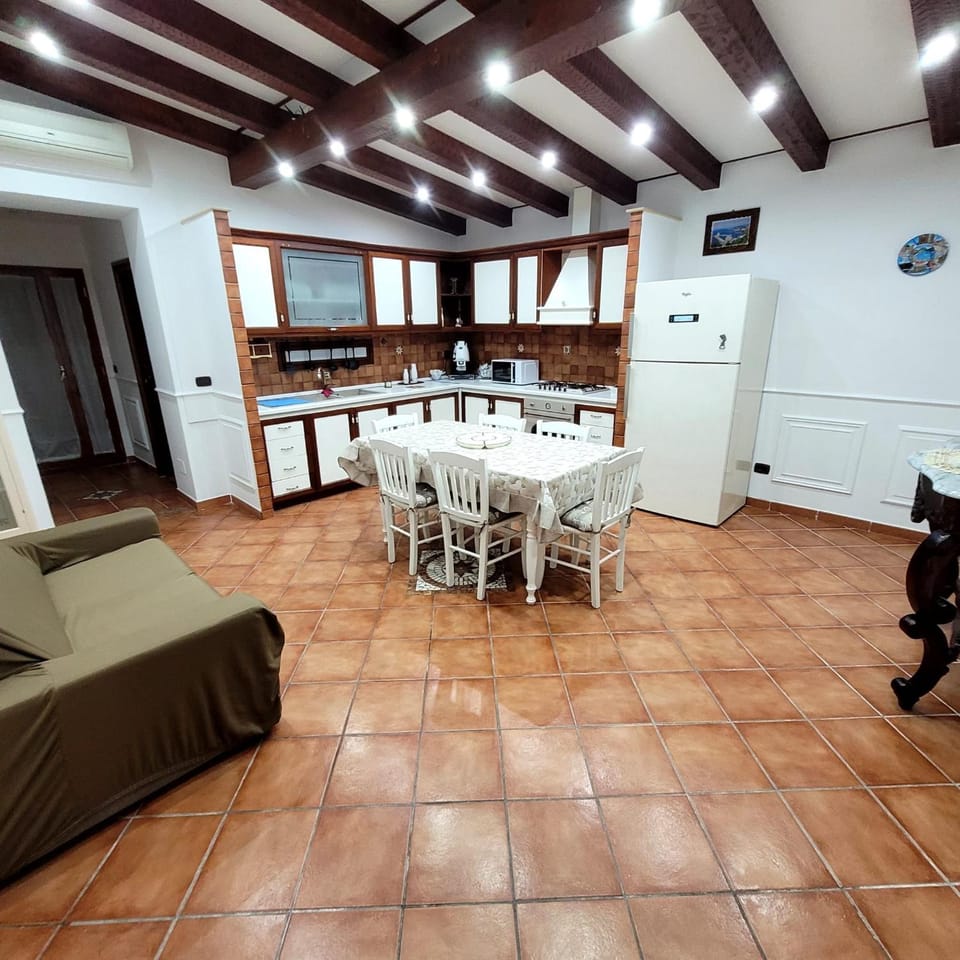 Kitchen or kitchenette, Living room, Seating area, Dining area, minibar, oven, pet friendly, stove