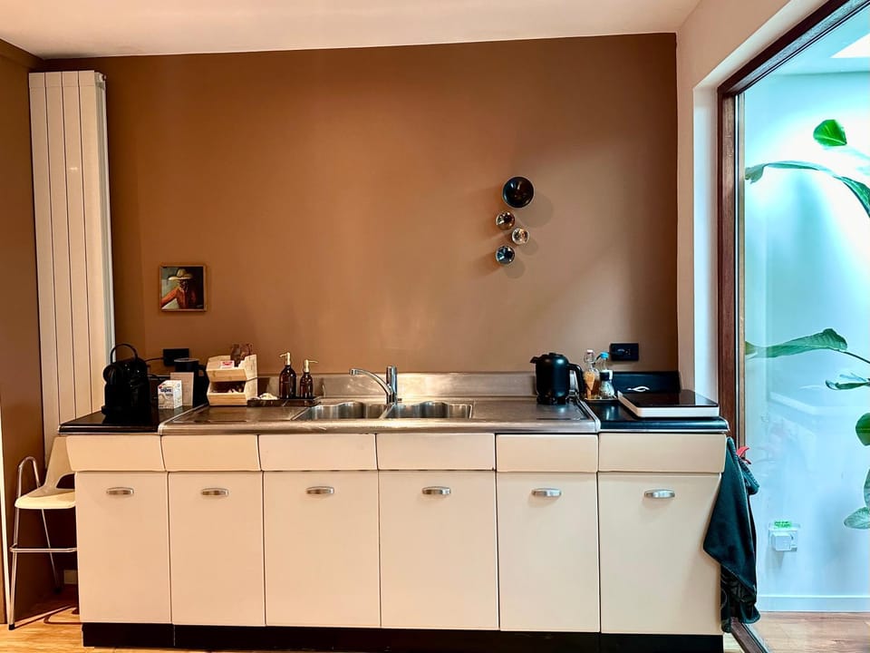 Coffee/tea facilities, Kitchen or kitchenette, stove