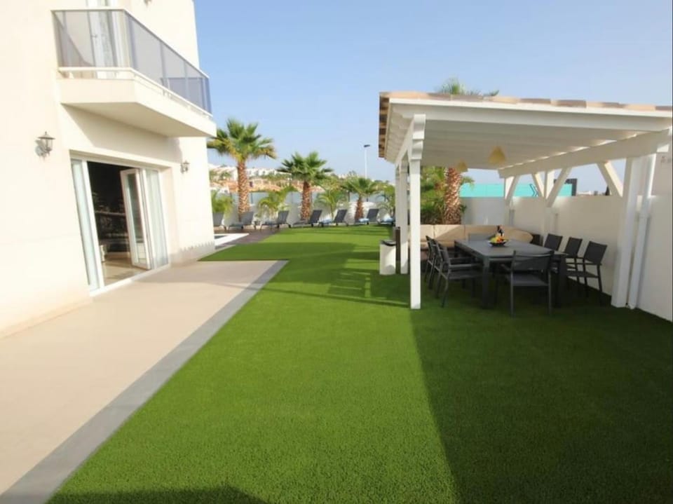 Property building, Patio, Spring, Day, Garden, Dining area, Garden view