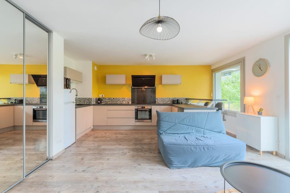Apartment near metro with parking & balconies Apartment in Lille