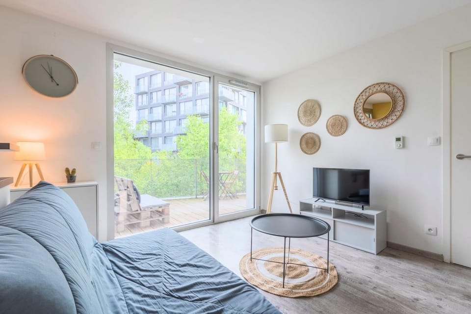 Apartment near metro with parking & balconies Apartment in Lille