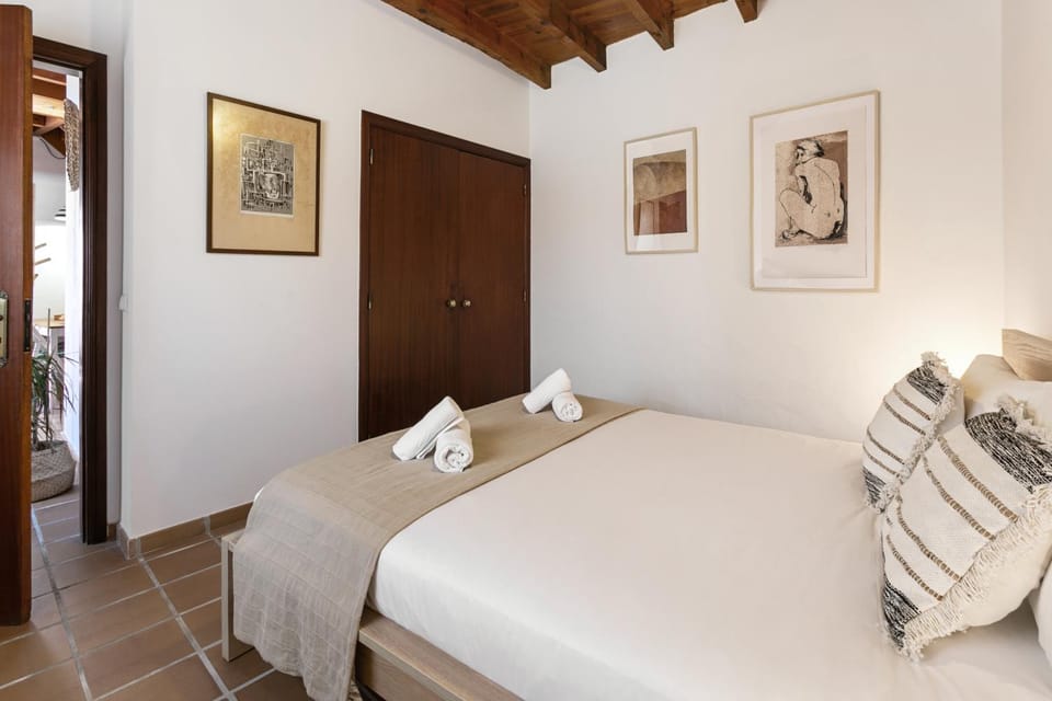 Bed, Bedroom, towels, wardrobe