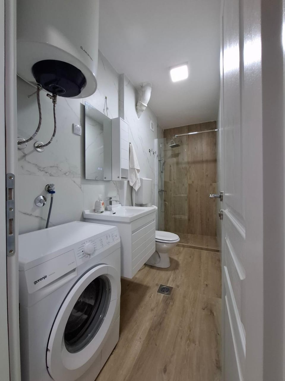 Shower, Toilet, towels, washing machine