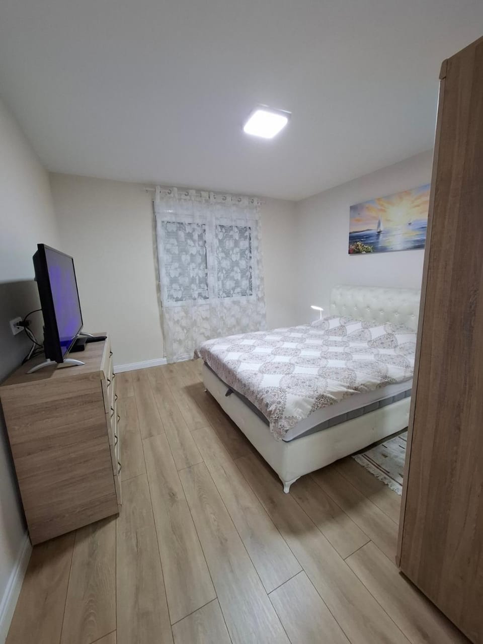 Bed, TV and multimedia, Bedroom