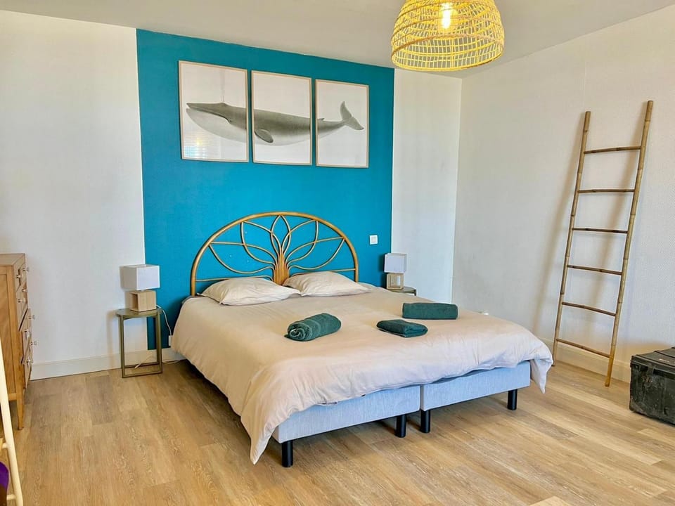 Photo of the whole room, Bedroom, towels