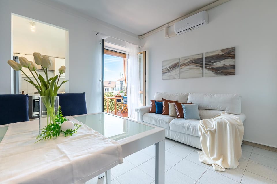 TV and multimedia, Living room, Seating area, Dining area, air conditioner