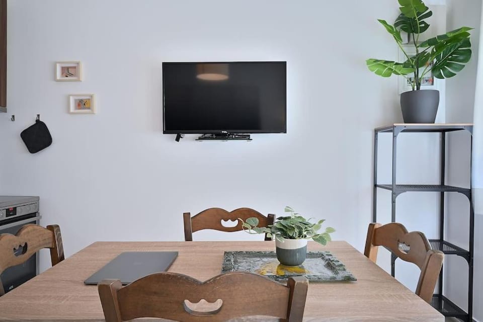 Seabreeze apartment in Palaio Faliro/ Netflix Apartment in Alimos