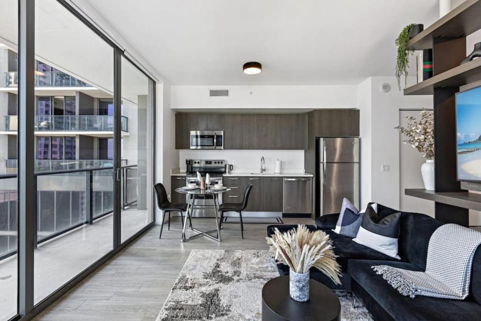 Kitchen or kitchenette, Living room, Seating area, Dining area, oven