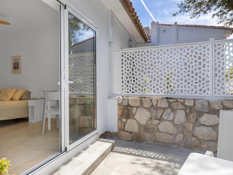 Newly renovated 1-Bedroom Apt with kitchen & patio Vacation rental in Costa del Sol