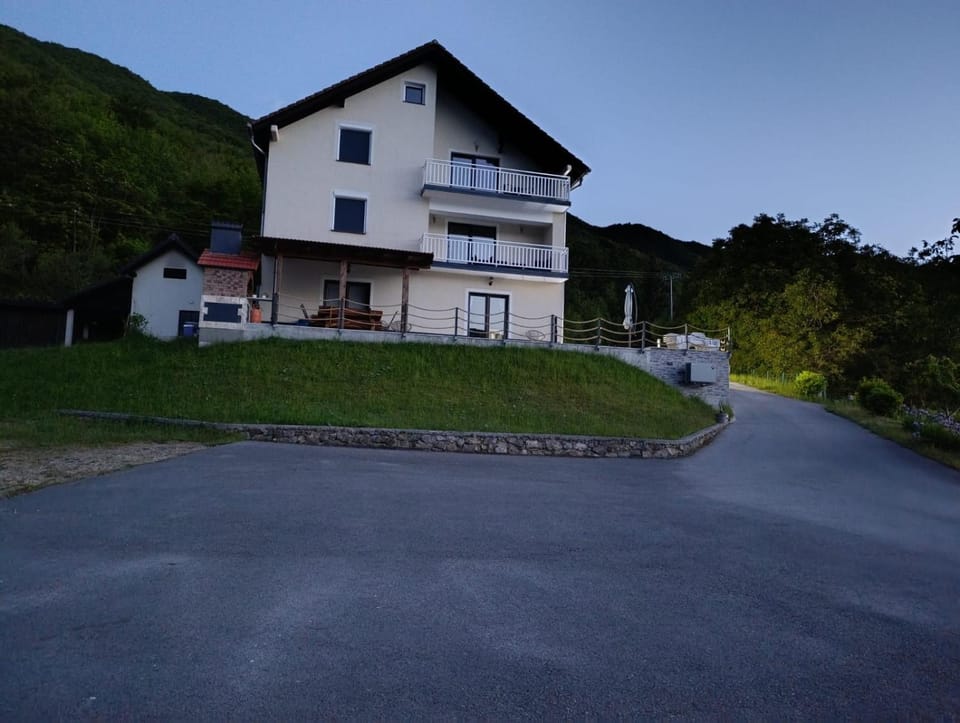 Property building, Neighbourhood