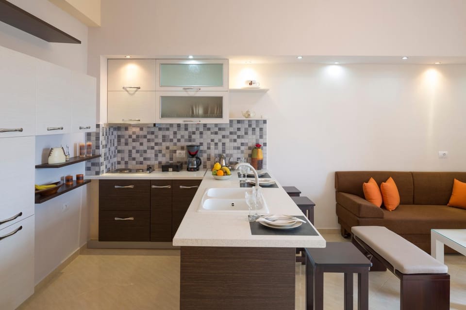 Summer, Garden, Kitchen or kitchenette, Seating area, Dining area, Garden view, Garden view, Landmark view, Sea view, Sea view, Sunrise, Sunset, Parking, room service