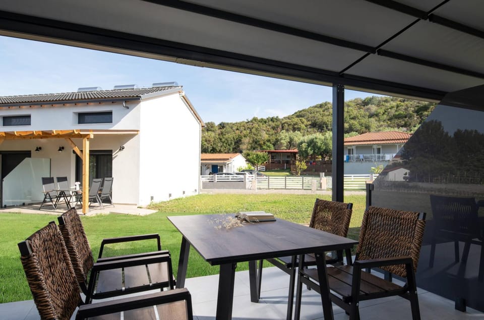 Natural landscape, Garden, Balcony/Terrace, Seating area
