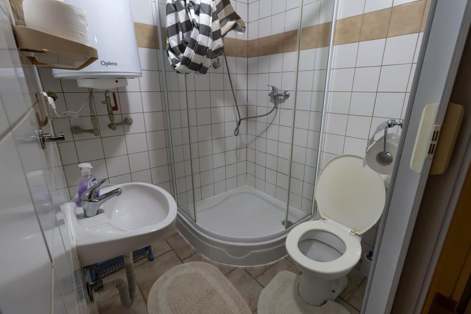 Shower, Toilet, Bathroom, towels