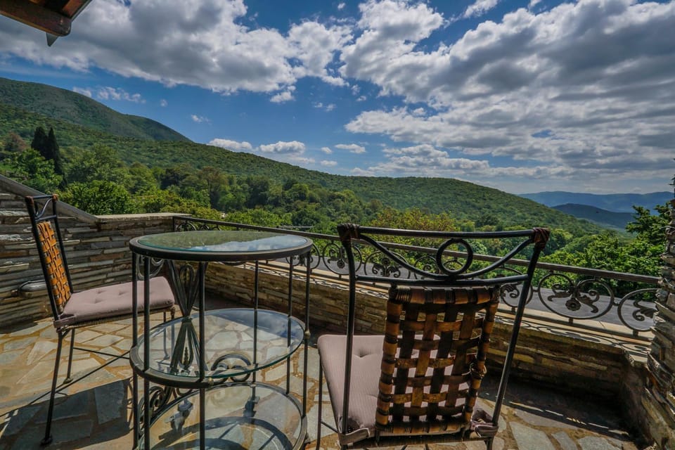 View (from property/room), Balcony/Terrace, Garden view, Landmark view, Mountain view