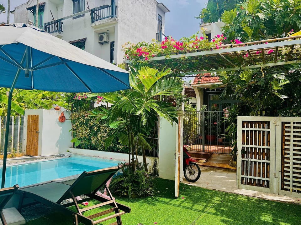 Patio, Day, Swimming pool, sunbed