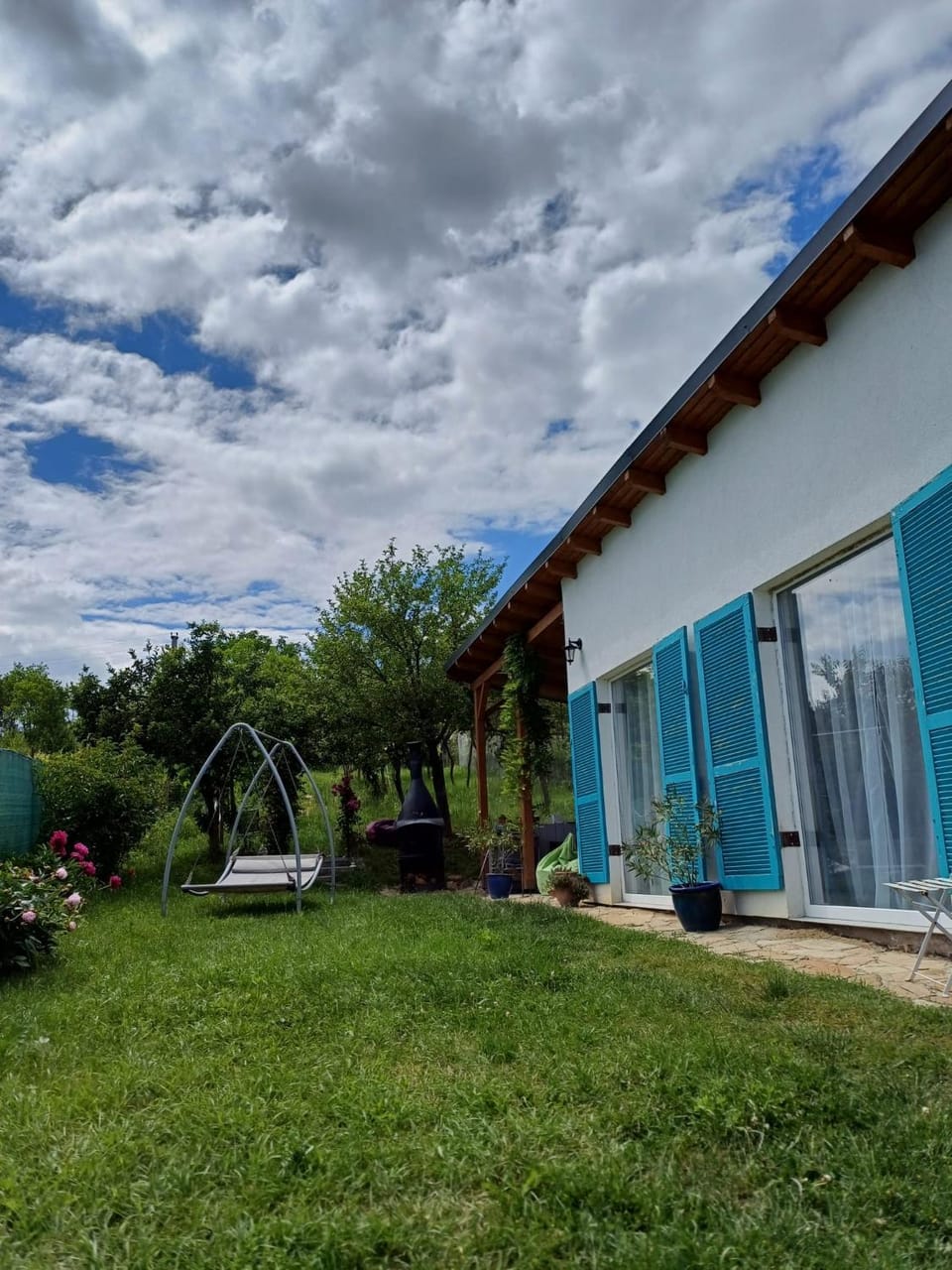 Backyard Cottage Bed and Breakfast in Romania
