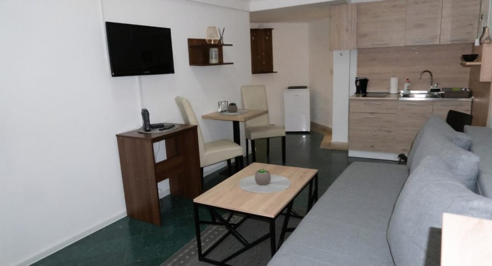 TV and multimedia, Kitchen or kitchenette, Living room, Seating area