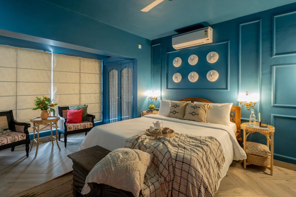 Bed, Seating area, Bedroom, air conditioner