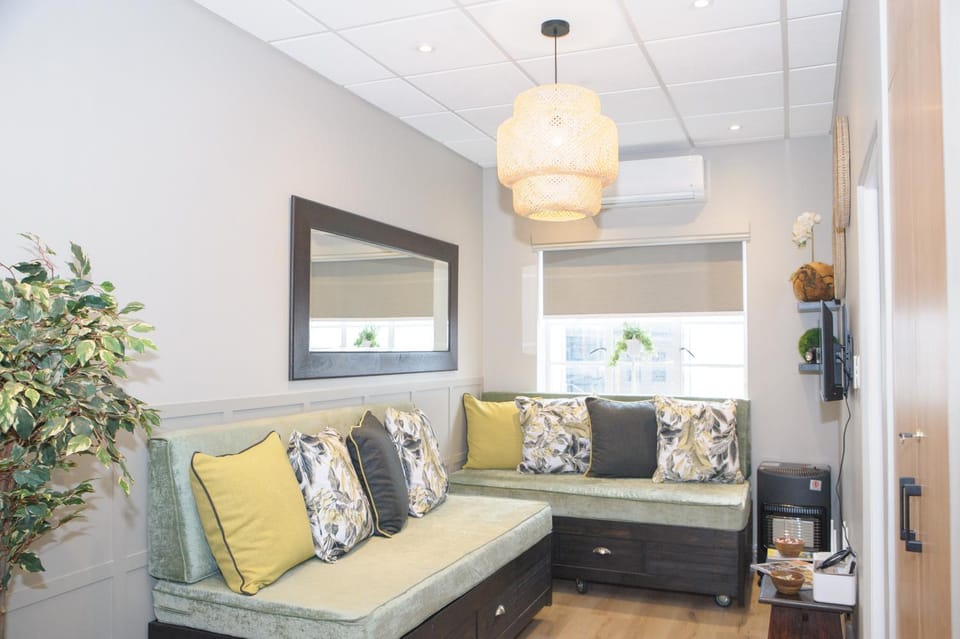 Bed, TV and multimedia, Living room, Seating area, locker, air conditioner