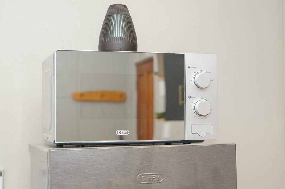 Kitchen or kitchenette, minibar