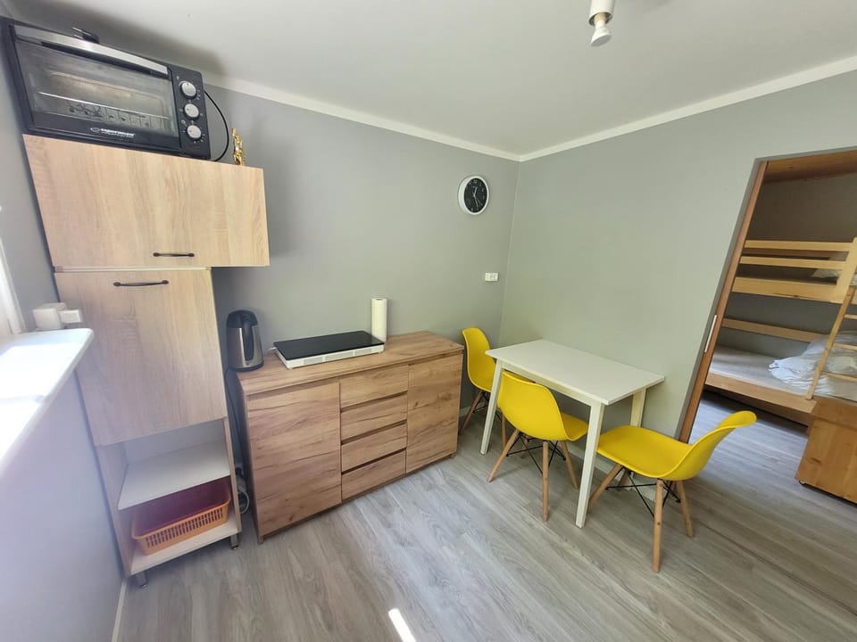 Kitchen or kitchenette, Dining area, pet friendly, stove