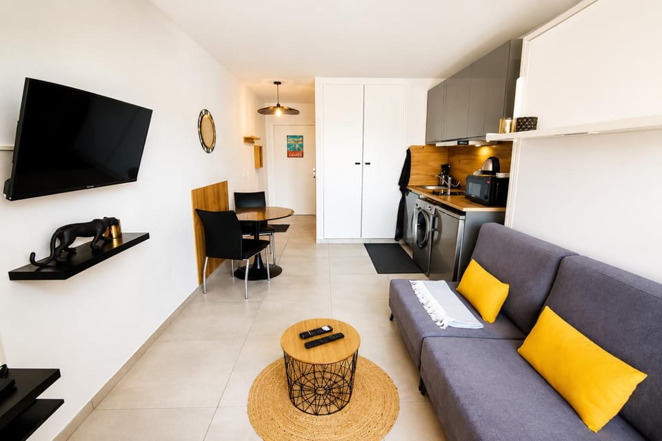Nearby landmark, Communal lounge/ TV room, Living room, Seating area, internet, stove, kitchen