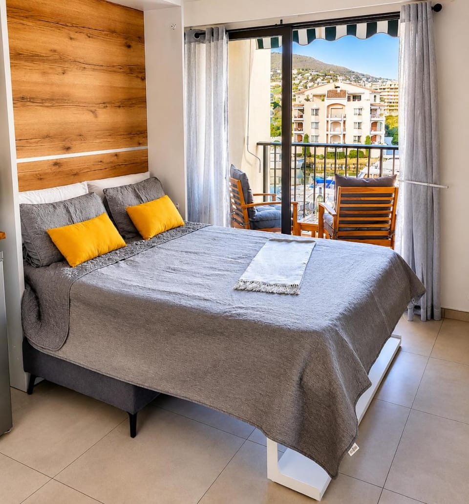 Bed, Night, Balcony/Terrace, air conditioner