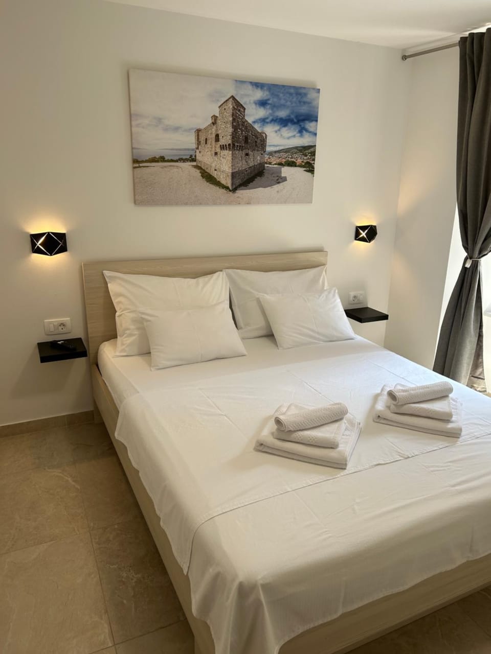 Bed, Bedroom, towels