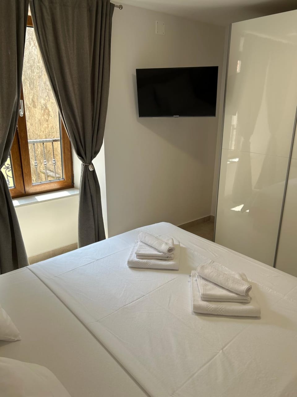 Bed, TV and multimedia, Bedroom, wardrobe