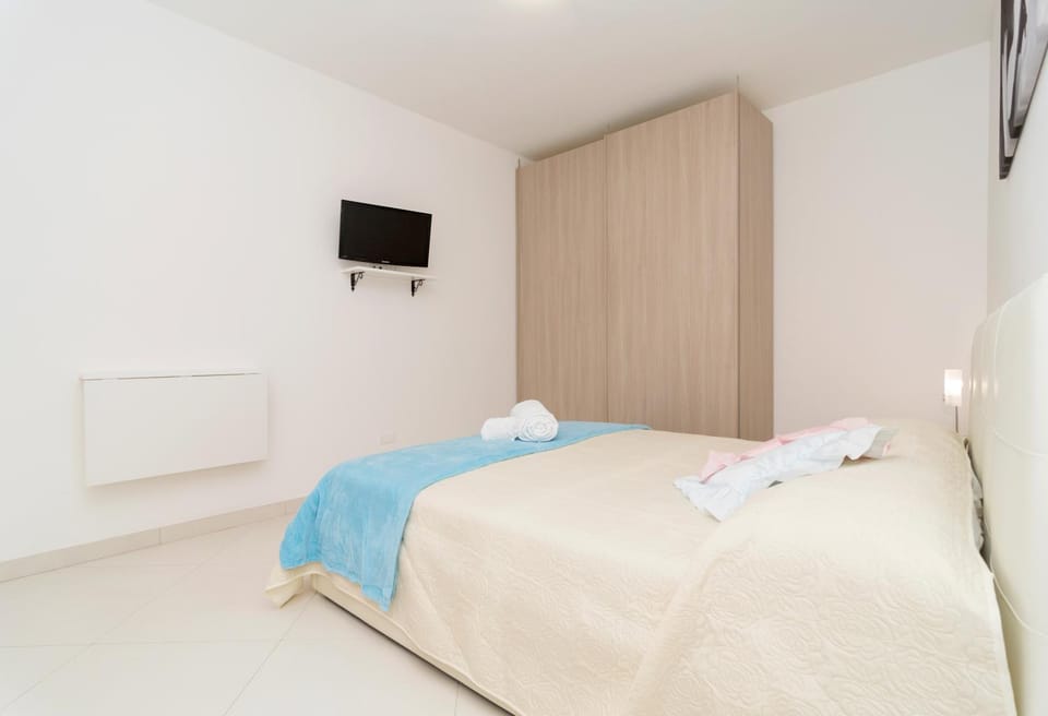 Photo of the whole room, Bedroom, wardrobe
