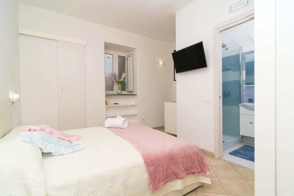Bed, Bathroom, Photo of the whole room, Bedroom