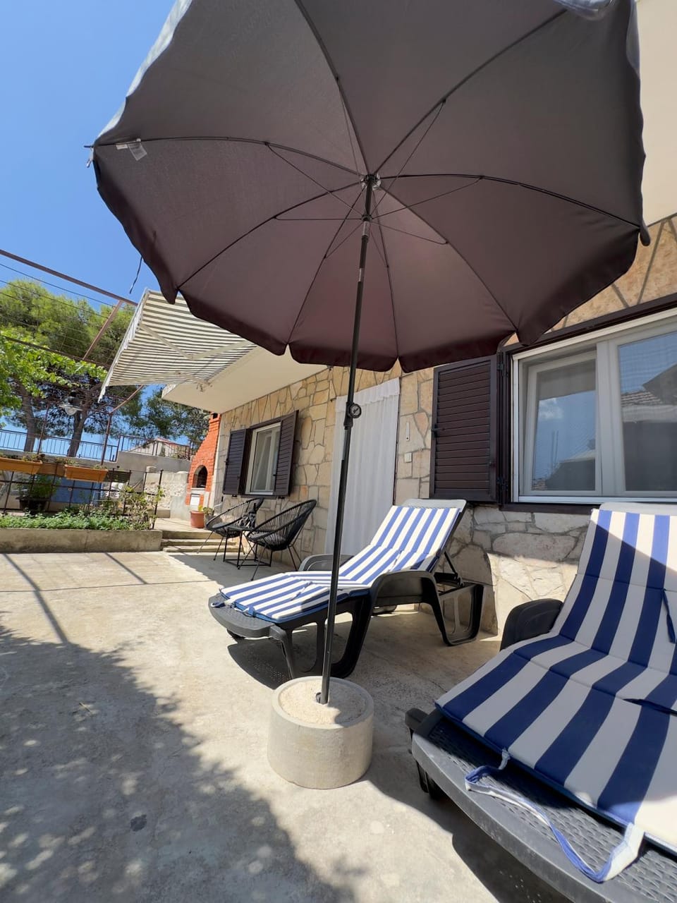 Patio, Day, sunbed